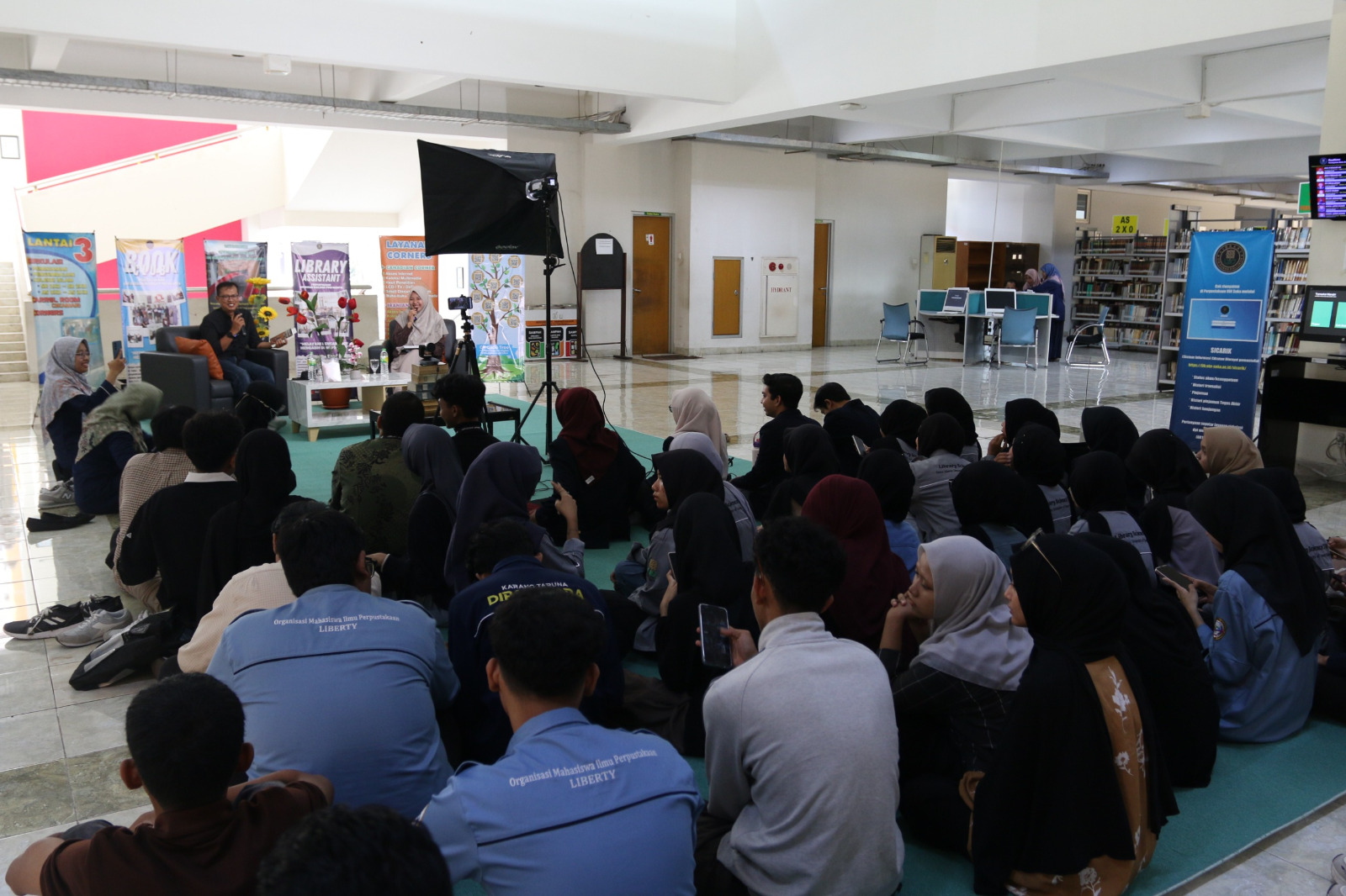 Bedah Buku "Menjaga Hati Menjaga Makna": Menyelami Narasi Komunikasi di Perpustakaan UIN Sunan Kalijaga